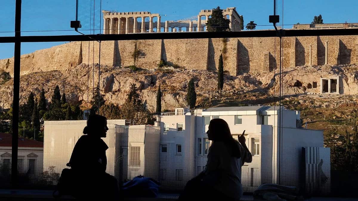 People visit Parthenon gallery with a view of the Parthenon temple ruins atop the Acropolis archaeological site at the Acropolis Museum in Athens, Greece | Photo: REUTERS/Louisa Gouliamaki